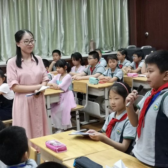 一群小孩在桌子上&#xA;&#xA;描述已自动生成