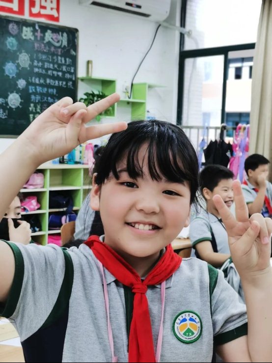 图片包含 人, 室内, 小孩, 年轻&#xA;&#xA;描述已自动生成