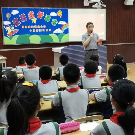 一群小孩在教室里&#xA;&#xA;描述已自动生成