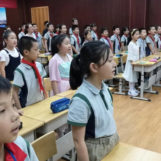 一群小孩在桌子上&#xA;&#xA;描述已自动生成