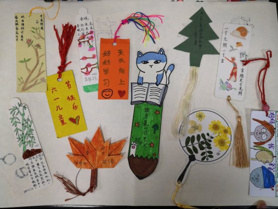 墙上贴着许多海报&#xA;&#xA;描述已自动生成