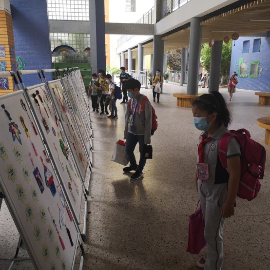 小孩们在街道上走&#xA;&#xA;描述已自动生成