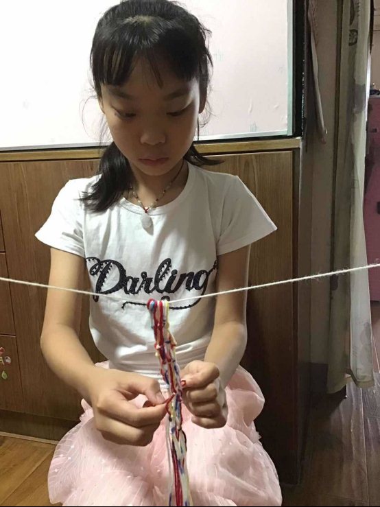 图片包含 人, 室内, 窗户, 年轻&#xA;&#xA;描述已自动生成