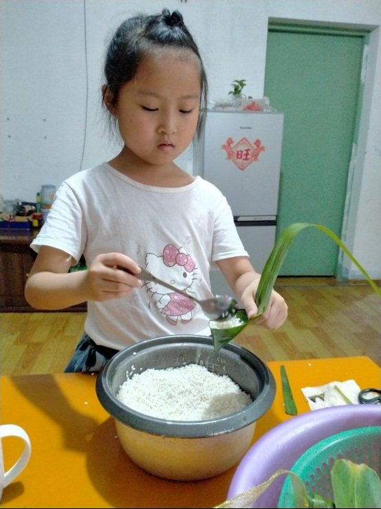 小孩在碗里&#xA;&#xA;描述已自动生成