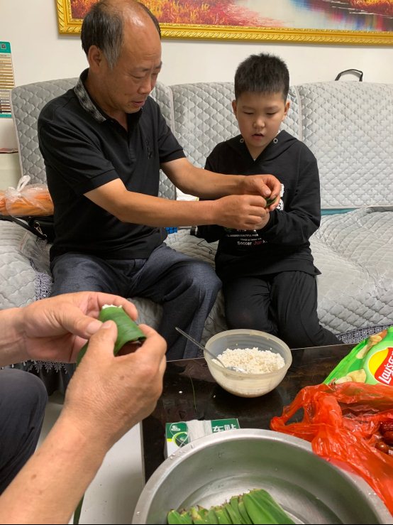 图片包含 人, 食物, 桌子, 男人&#xA;&#xA;描述已自动生成
