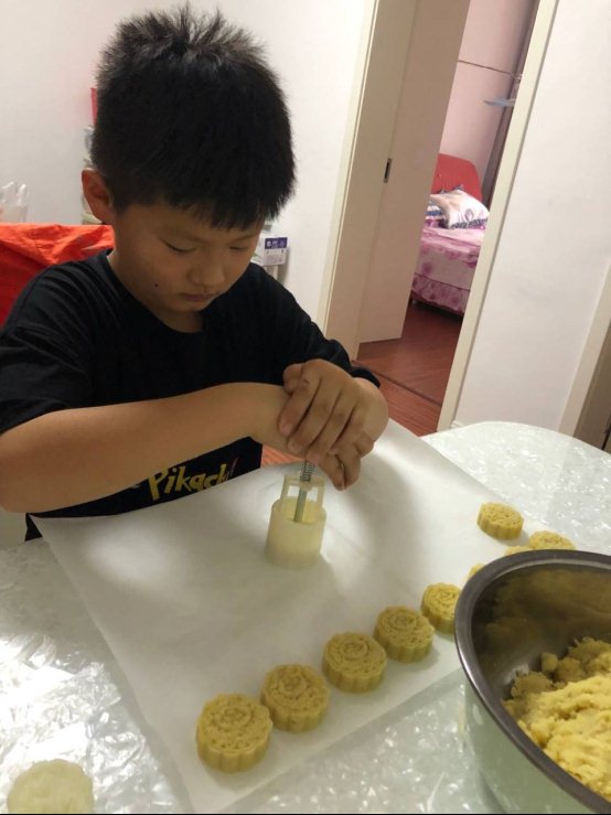 图片包含 室内, 人, 食物, 桌子&#xA;&#xA;描述已自动生成