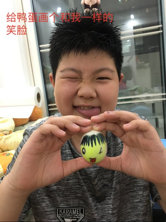 图片包含 人, 室内, 水果, 窗户&#xA;&#xA;描述已自动生成