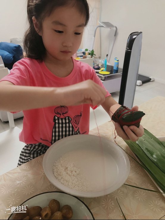 图片包含 人, 桌子, 室内, 食物&#xA;&#xA;描述已自动生成