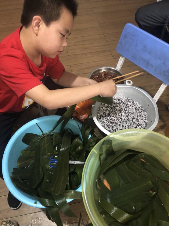 碗里有一些人在摩托车上&#xA;&#xA;描述已自动生成