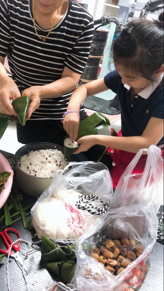 一群人在厨房里做食物&#xA;&#xA;描述已自动生成