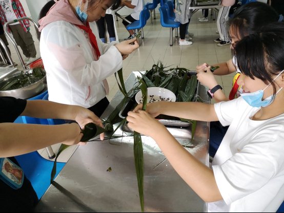 图片包含 人, 女人, 切, 游戏机&#xA;&#xA;描述已自动生成