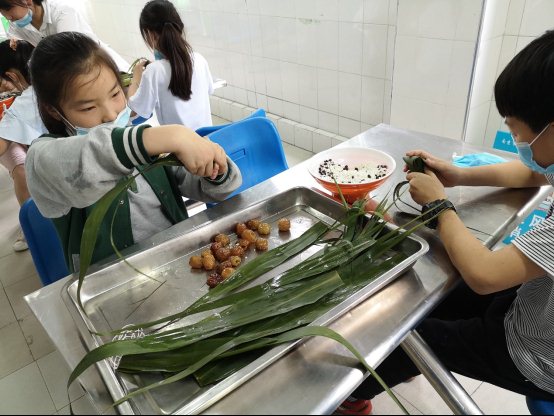 图片包含 人, 食物, 室内, 桌子&#xA;&#xA;描述已自动生成