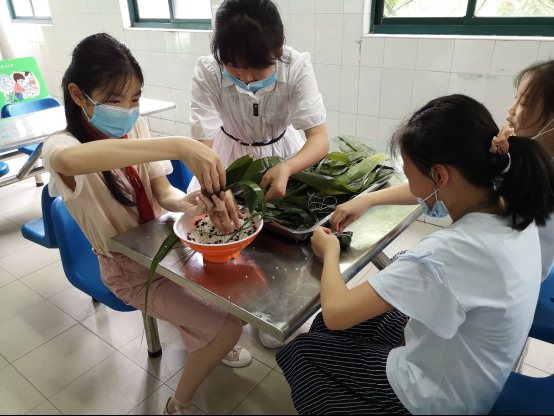 图片包含 人, 桌子, 食物, 女人&#xA;&#xA;描述已自动生成
