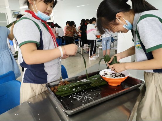 一群人在厨房里制作食物&#xA;&#xA;描述已自动生成