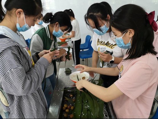 一群人正在聊天&#xA;&#xA;描述已自动生成