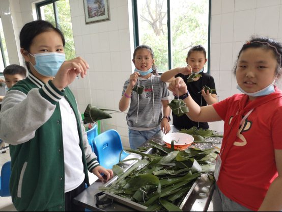 图片包含 人, 食物, 小孩, 男孩&#xA;&#xA;描述已自动生成