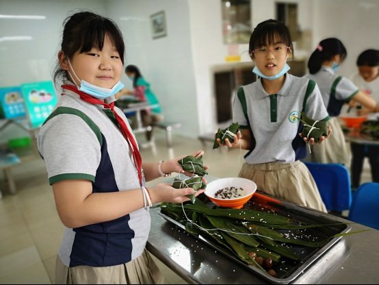 小孩们在厨房里&#xA;&#xA;描述已自动生成