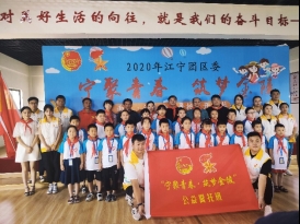 图片包含 人, 室内, 照片, 对着

描述已自动生成
