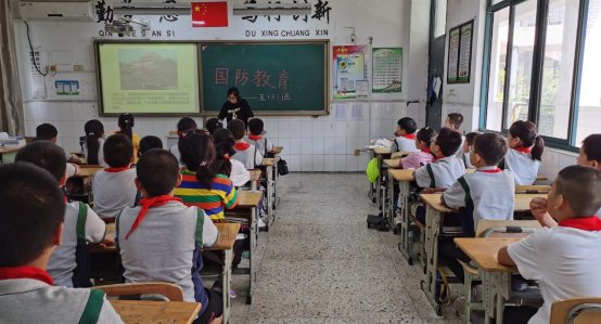 一群人在餐厅的椅子上&#xA;&#xA;描述已自动生成