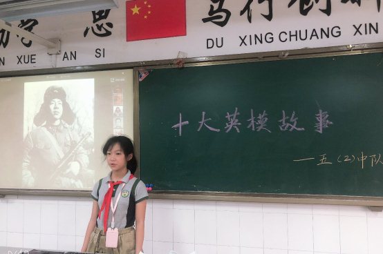 图片包含 建筑, 女人, 站, 前&#xA;&#xA;描述已自动生成