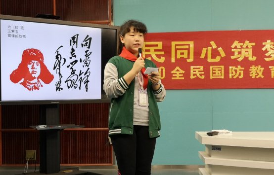 图片包含 建筑, 站, 前, 女人&#xA;&#xA;描述已自动生成