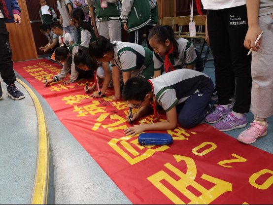 一群小孩在地毯上&#xA;&#xA;描述已自动生成
