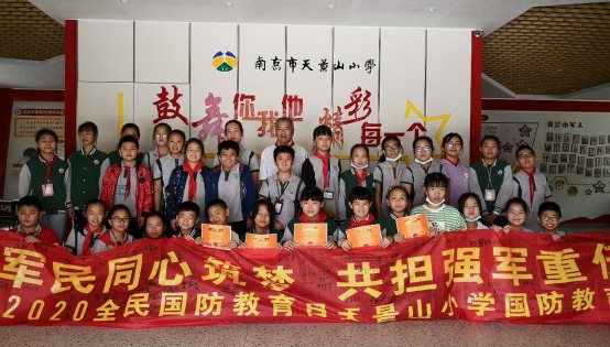 图片包含 建筑, 男人, 大, 游戏机&#xA;&#xA;描述已自动生成