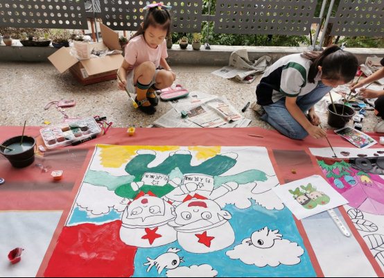 图片包含 桌子, 小孩, 年轻, 男孩&#xA;&#xA;描述已自动生成