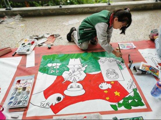 图片包含 文字, 男人, 年轻, 桌子&#xA;&#xA;描述已自动生成