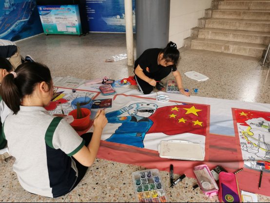 图片包含 小孩, 室内, 人, 小&#xA;&#xA;描述已自动生成