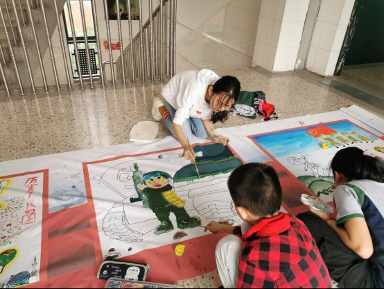 图片包含 人, 小孩, 室内, 男孩&#xA;&#xA;描述已自动生成