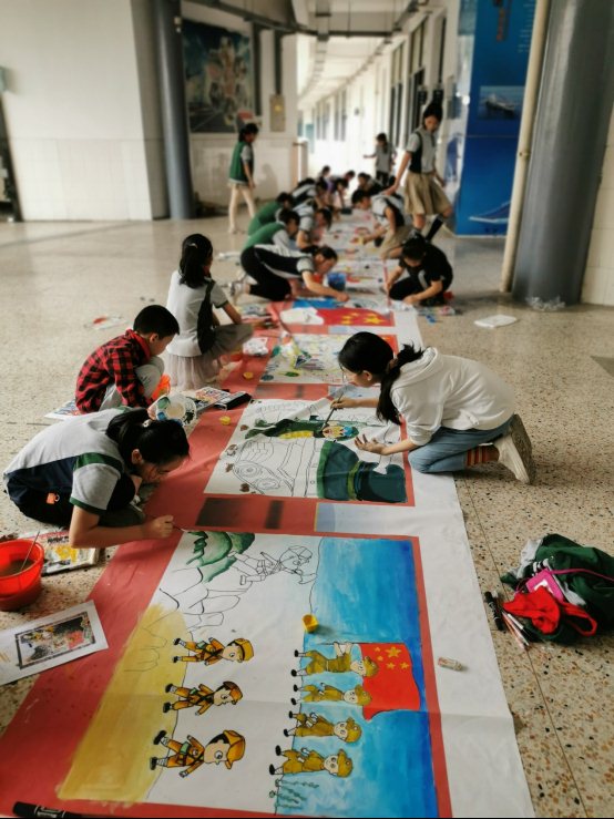 图片包含 室内, 桌子, 小孩, 年轻&#xA;&#xA;描述已自动生成