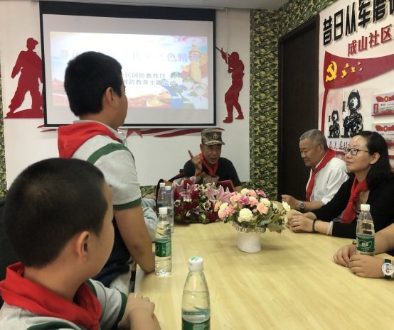 图片包含 人, 室内, 桌子, 男孩&#xA;&#xA;描述已自动生成