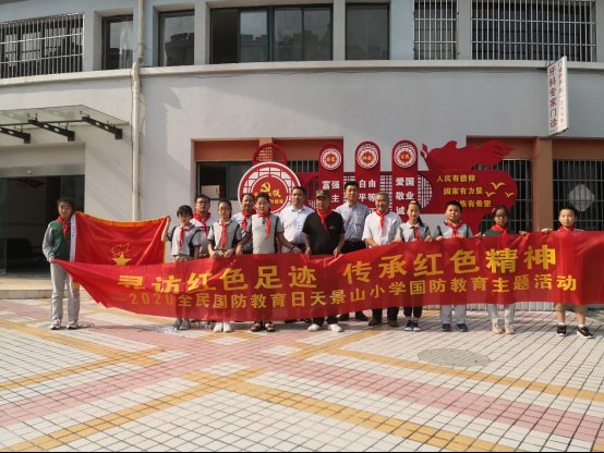 图片包含 建筑, 户外, 街道, 男人&#xA;&#xA;描述已自动生成