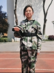 图片包含 户外, 人, 军装, 服装&#xA;&#xA;描述已自动生成