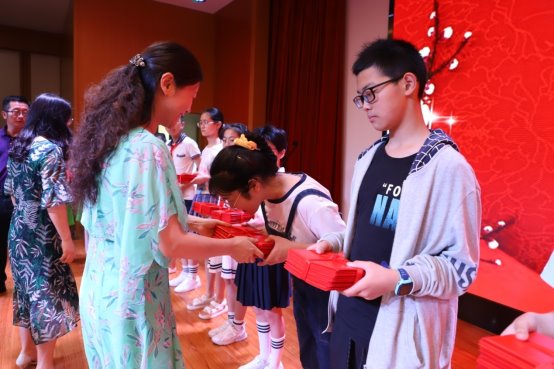 颁发毕业证书.JPG
