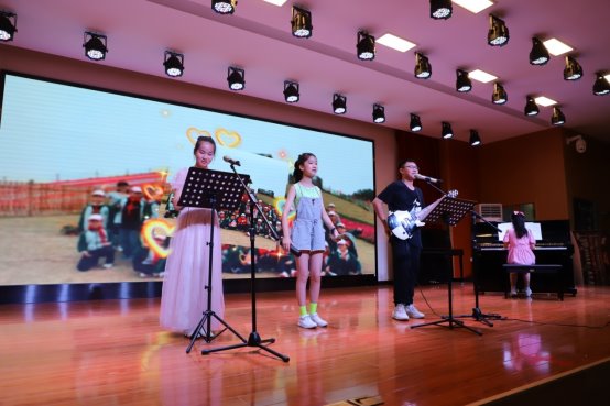 乐队表演.JPG