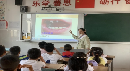江宁区龙都小学红十字会开展“爱牙日”宣传活动2
