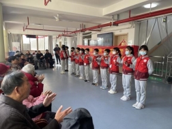 湖小志愿者在敬老院室内表演 (2)
