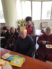 湖小志愿者帮爷爷奶奶按摩捶背 (1)