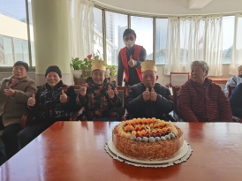 湖小志愿者给爷爷奶奶送上蛋糕、献上祝福
