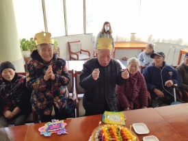 湖小志愿者给爷爷奶奶庆祝生日 (1)