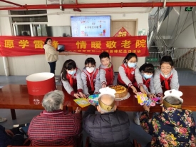 湖小志愿者给寿星爷爷奶奶送上自制的贺卡 (2)