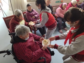 湖小志愿者给爷爷奶奶们分发生日蛋糕2