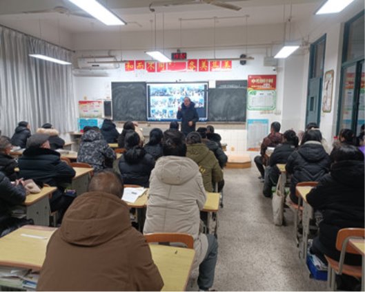 会议室里的人们&#xA;&#xA;描述已自动生成