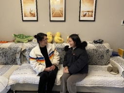 沙发上坐着的人们&#xA;&#xA;低可信度描述已自动生成