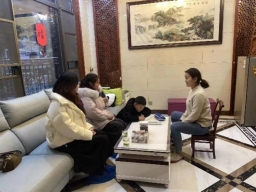 一群人围坐在桌子边&#xA;&#xA;低可信度描述已自动生成