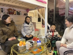 一群人正在用餐聊天&#xA;&#xA;描述已自动生成