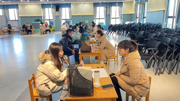 图片包含 室内, 桌子, 女人, 笔记本&#xA;&#xA;描述已自动生成