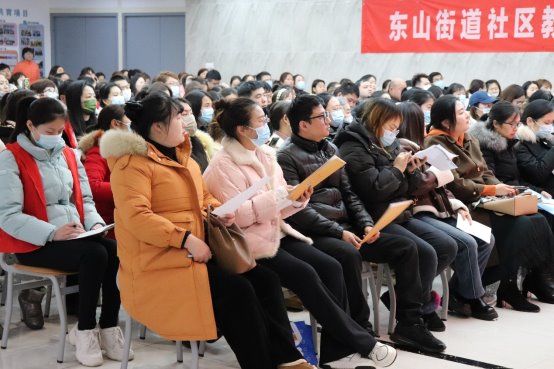 一群人正在听演讲&#xA;&#xA;描述已自动生成